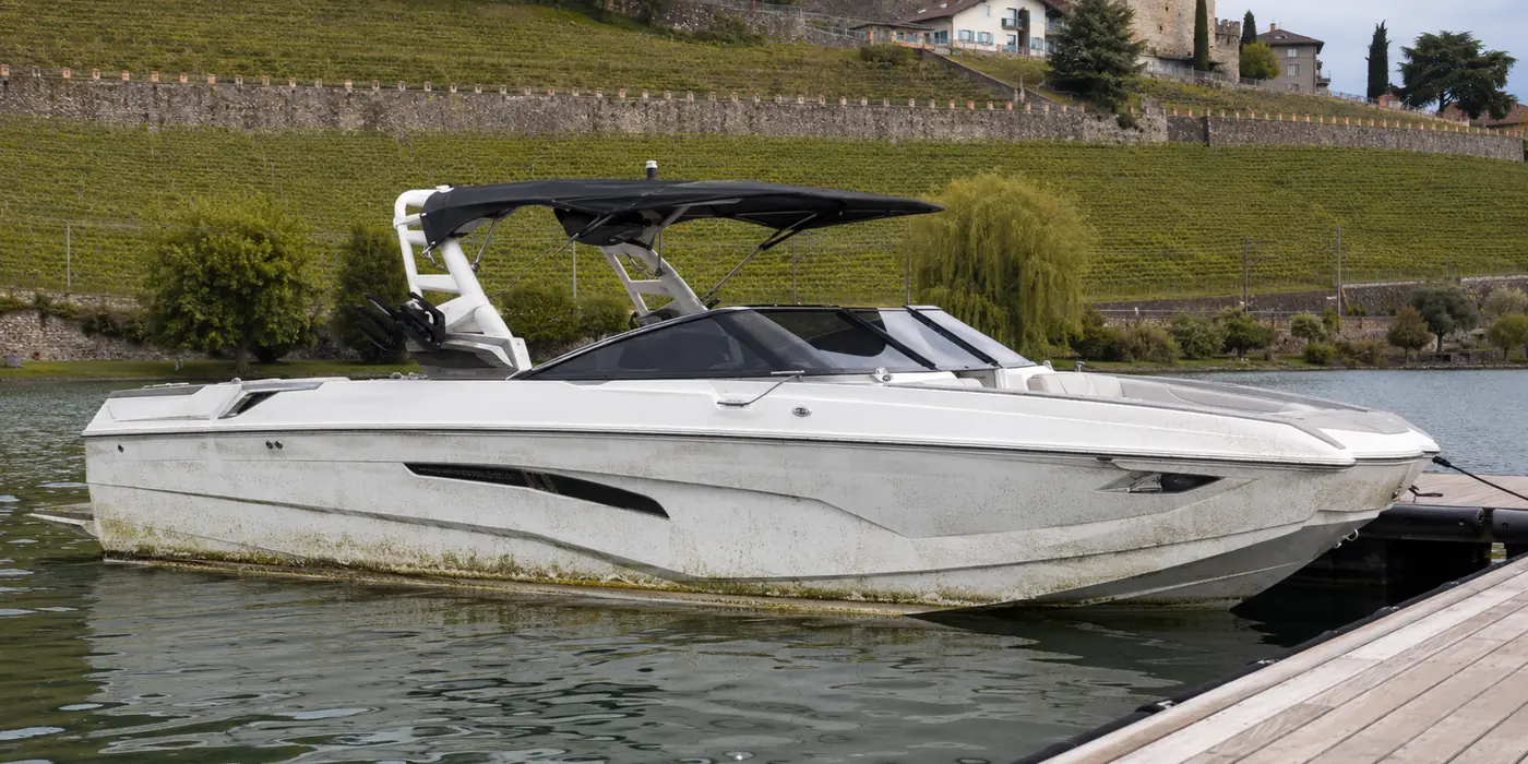 Bateau avant le nettoyage Boatglow